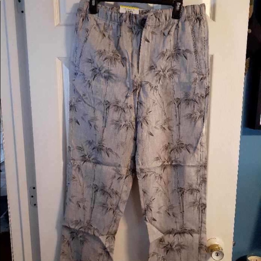 Men’s draw string slacks, size medium.